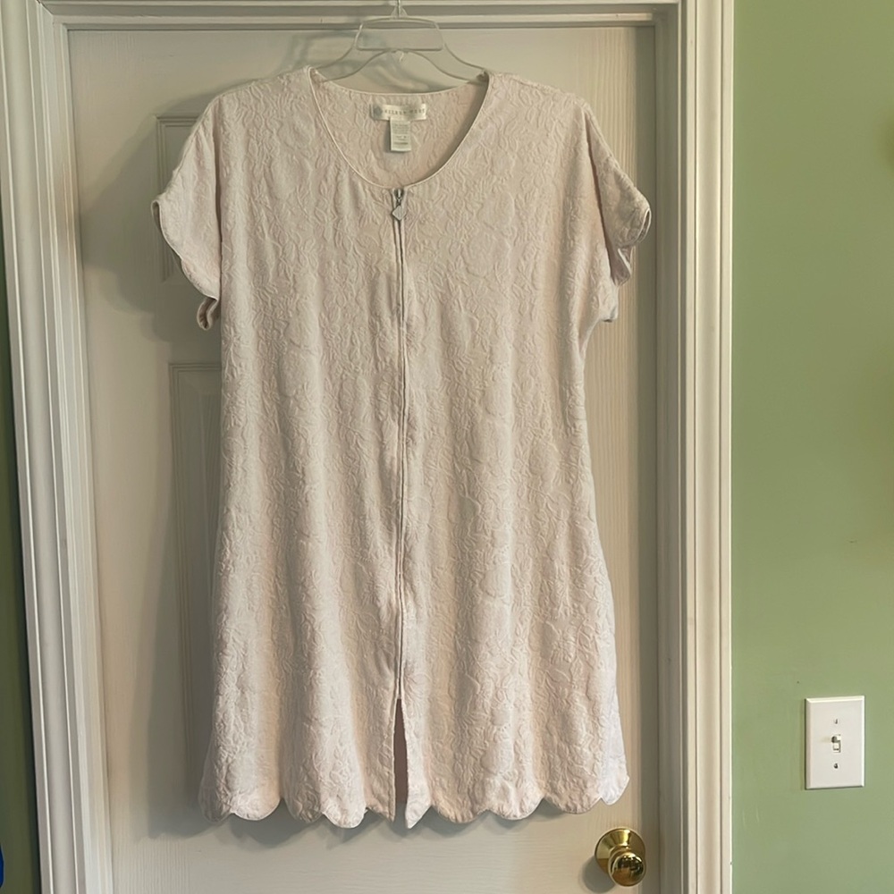 EILEEN WEST Short Robe-Size Medium
